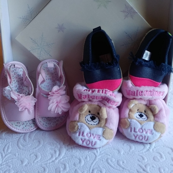 3 pair infant shoes - Picture 1 of 15